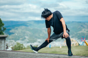 ストレッチをする男性