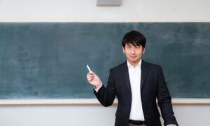 壇上で講義する男性