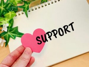 ハートを持つ手にSUPPORTの文字