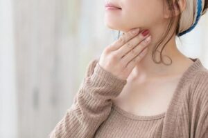 喉を気にする女性