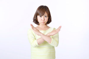 バツのジェスチャーの女性